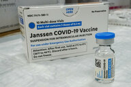Eine Ampulle und eine Verpackung des Corona-Impfstoffs von Johnson & Johnson steht auf einem Tisch