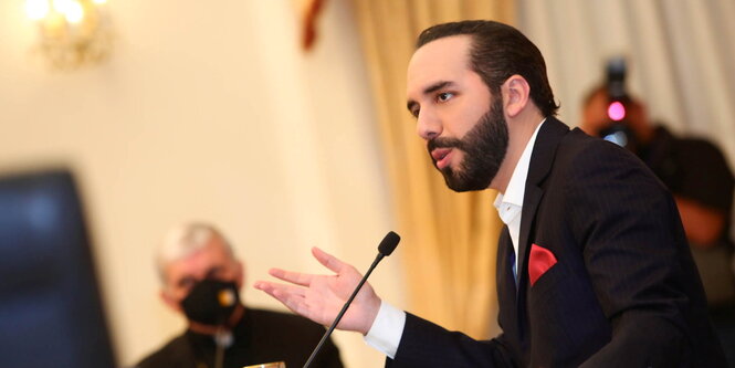 El Salvadors Präsident Nayib Bukele bei einer Rede