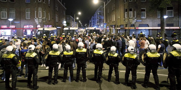 Polizisten und Demonstranten stehen sich in Den Haag gegenüber