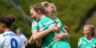 Werderspielerinnen jubeln nach dem 2:0