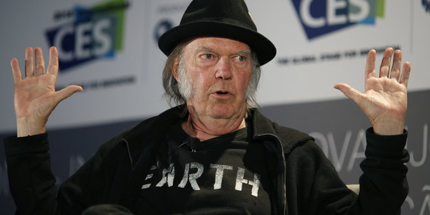 Neil Young mit erhobenen Händen