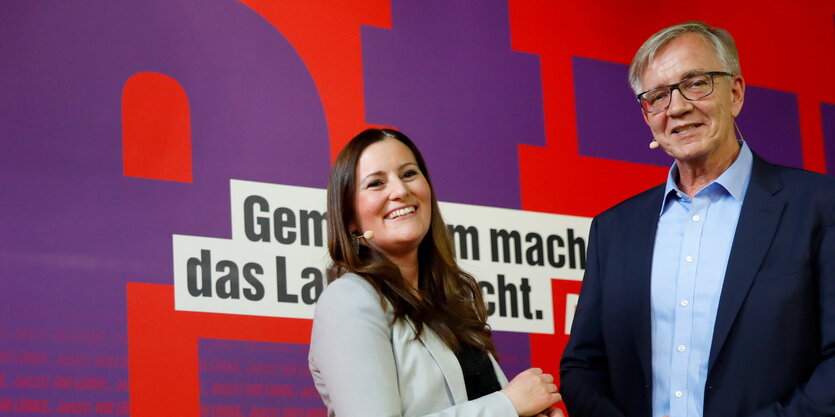 Janine Wissler und Dietmar Bartsch auf einer Bühne