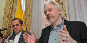 Julian Assange neben Ecuadors Außenminister Ricardo Patino