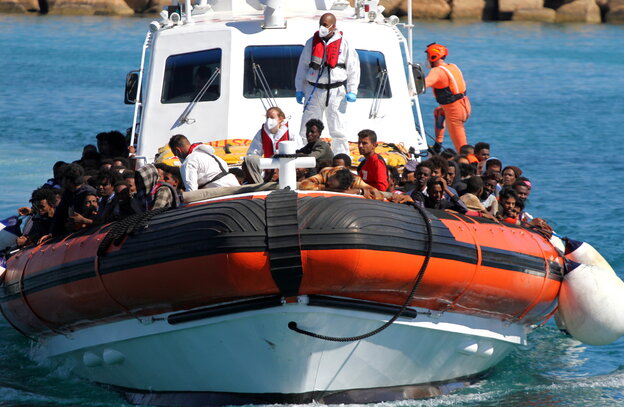 Gerettete Migranten auf einem Rettungsboot.