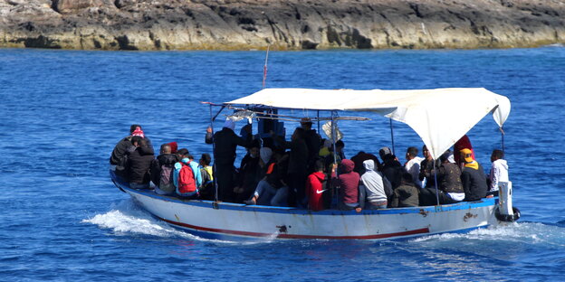 Migranten in einem Boot.