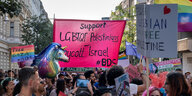 Demonstrations-Teilnehmer des "Queer for Palestine Soli-Block" der umstrittenen pro-palästinensischen Boykottkampagne BDS