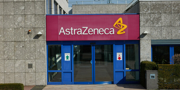 Eingangstür mit AstraZeneca-Logo.