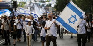 Männer mit israelischen Flaggen demonstrieren auf der Straße