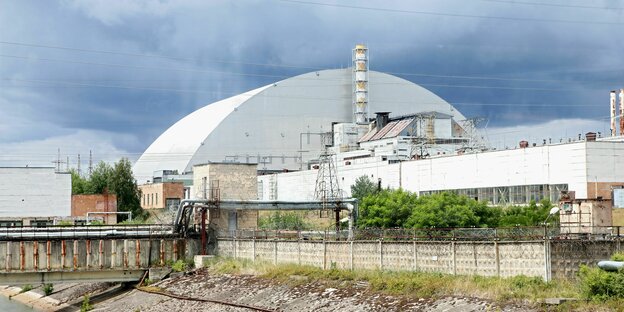 Gewaltige Halle aus Stahl und Beton in verlassener Gegend um den Reaktor von Tschernobyl