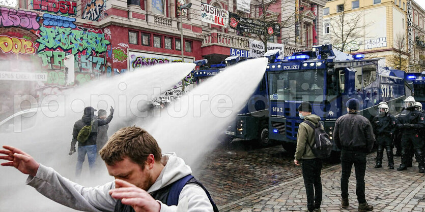 Zwei Wasserwerfer sind vor der Roten Flora im Einsatz