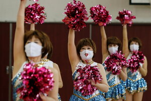 Vier ältere Frauen üben Cheerleading.