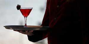 Ein Cocktail auf einem Tablett.