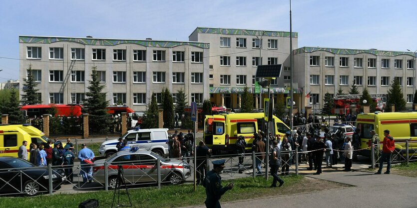 Einsatzkräfte Einsatzkräfte von Polizei und Rettungsdiensten stehen vor einer Schule