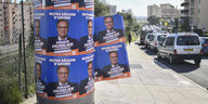 Wahlplakate löden sicht von einer Säule auf einem Gehweg - sie zeigen den bisherigen Präsidenten der südfranzösischen Region PACA – Renaud Muselier