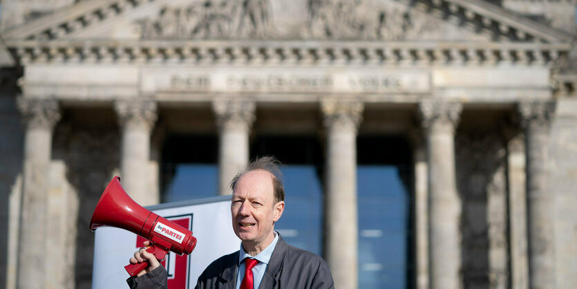 Martin Sonneborn mit rotem Megaphone in der Hand