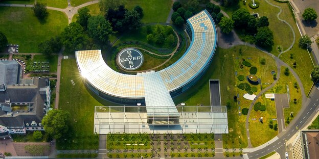 Luftbild vom CHEMPARK Leverkusen mit Bayer AG Logo neben halbmondförmigen Gebäude