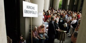 Menschen warten vor der überfüllten Kirche beim 1. Ökumenischen Kirchentag in Berlin 2003