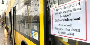 ein Schild am einem BVG-Bus weist darauf hin, dass nur hinten der einstieg mögich ist