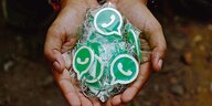 Whatsapp-Schlüsselanhänger, gehalten von zwei Händen