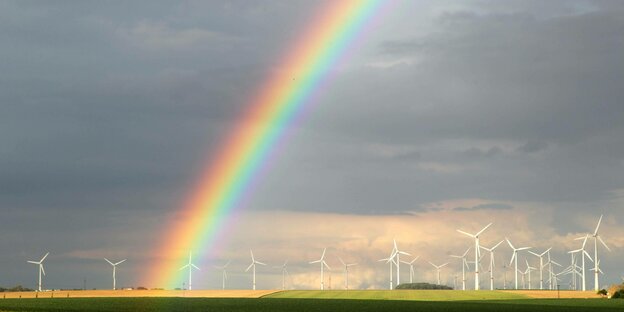 Ein Regenbogen über einem Windpark