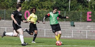 Kabiratou Nassam auf dem Platz zwischen zwei Spielerinnen