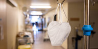 gesichtsmaske hängt in einem Krankenhausflur an einem Serumständer