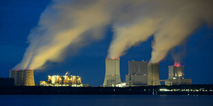 Blick am Abend über den Bärwalder See auf das Kraftwerk Boxberg