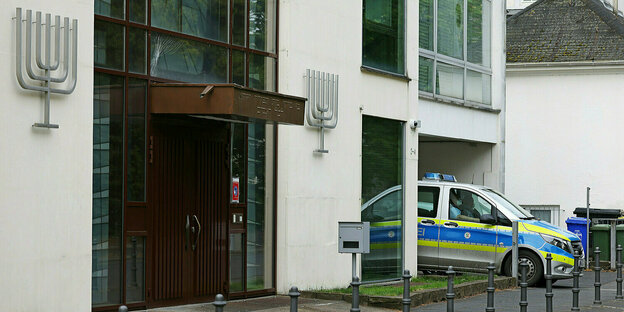 Eingang der SYnagoge in Münster, eine Glasscheibe über der Eingangstür ist zersprungen