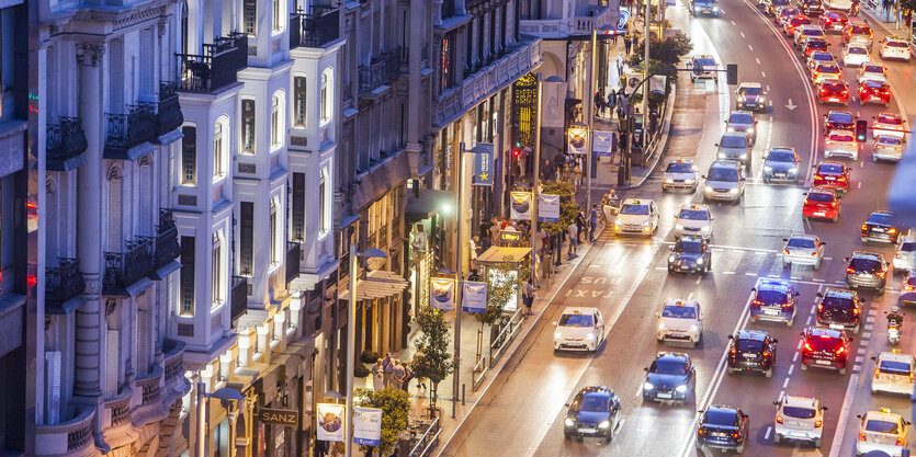 Verkehr auf der Gran Via in Madrid