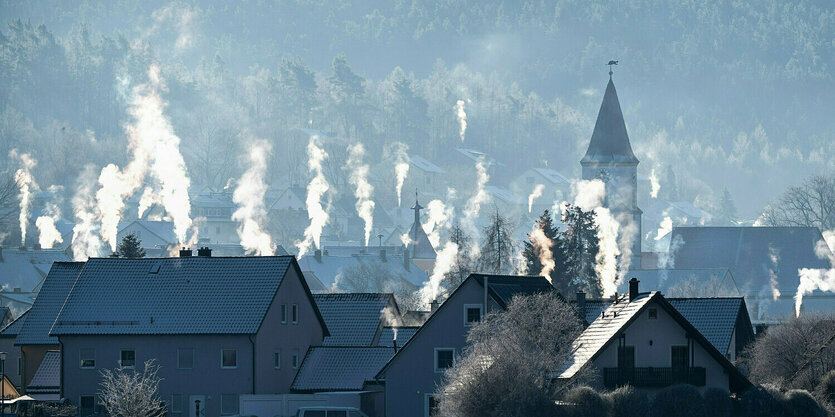 rauchende Schornsteine auf den Dächern von Einfamilienhäusern