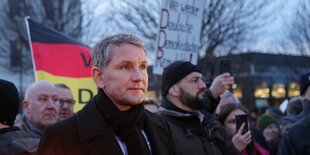 Björn Höcke bei einer Kundgebung im Abendlicht