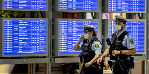 Zwei Bundespolizisten laufen Patrouille im Frankfurter Flughafen