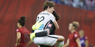 Meghan Klingenberg auf Armen Hope Solos