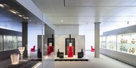 Blick in einen Saal des Kunstgewerbemuseums Berlin, in den Glasvitrinen sieht man Gläser , vor dem Aufzug stehen Objekte des Designers Herrmann Josef Weizenegger