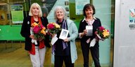 Drei Frauen mit Blumensträußen nach einer Krimi-Lesung zur Langen Buchnacht 2019: Gisela Witte, Heidi Ramlow und Susanne Rüster
