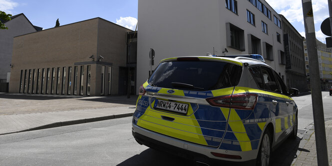 Ein Polizeiwagen steht vor der Synagoge.