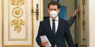 Sebastian Kurz mit FFP-2-Maske tritt durch eine Tür