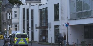 Polizisten stehen vor der Synagoge in Bonn.