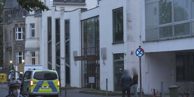 Polizisten stehen vor der Synagoge in Bonn.