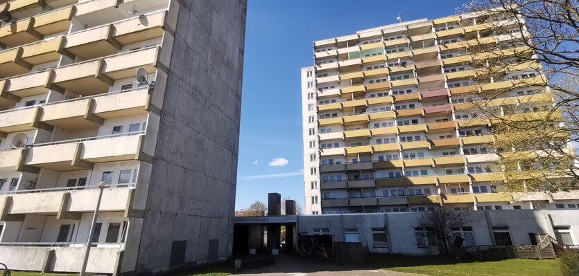 Die Hochhäuser in Bad Oldesloe vor blauem Himmel