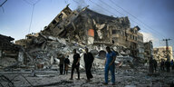 Männer laufen an Ruinen in Gaza-Stadt vorbei