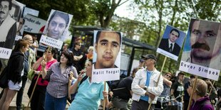 Demonstranten während einer Demo mit Schildern, die die Opfer des NSU zeigen