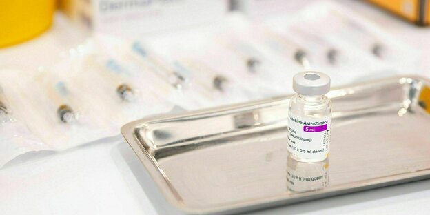 Eine Ampulle mit dem AstraZeneca Impfstoff steht auf einem Tablett
