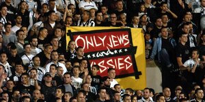 Fans von Partizan Belgrad zeigen ein antisemitischen Plakat, mit dem sie den FC Tottenham Hotspur verunglimpfen.