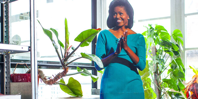 Eine Pappfigur von Michelle Obama