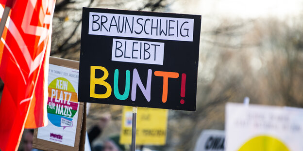 Schild bei einer Demo: Braunschweig bleibt bunt