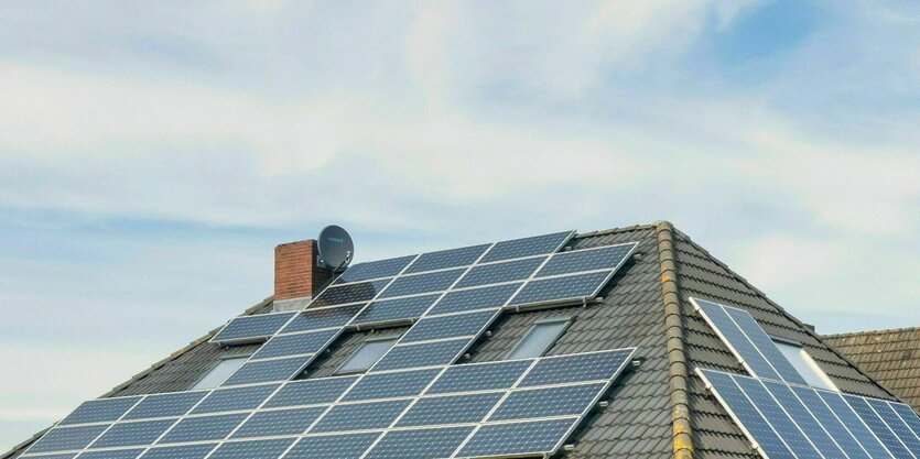 Ein Einfamilienhaus mit Photovoltaik Anlage auf dem Dach