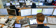 Einsatzzentrale der Polizei mit Dutzenden Computer-Bildschirmen