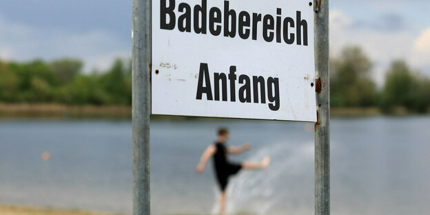 Ein Schild "Badebereich Anfang" steht am Strand vom Barleber See. Heute eröffnen die Strandbäder in der Landeshauptstadt die Freibadsaison.
