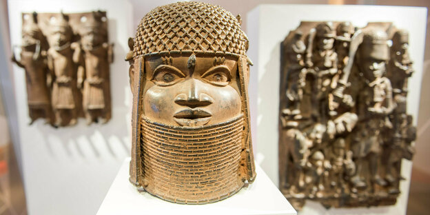 Kopf-Skulptur und andere Benin Bronzen in Vitrine